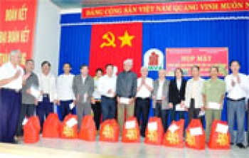 Tặng quà tết cho nạn nhân da cam/dioxin thị xã Đồng Xoài