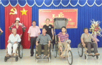 Tặng xe lăn, xe lắc cho 39 người khuyết tật