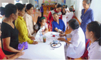 Khám bệnh, cấp thuốc miễn phí, tặng quà trung thu tại xã Tân Thành