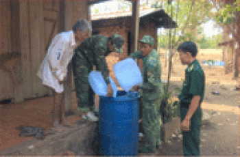 Đồn biên phòng cửa khẩu Hoàng Diệu cấp nước sinh hoạt cho bà con xã Hưng Phước