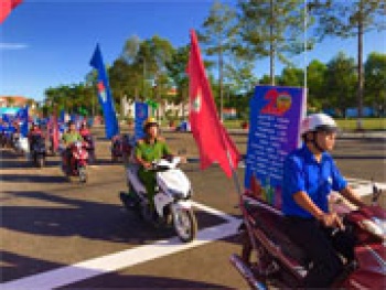 Diễu hành xe hoa: “Bình Phước 20 năm - Một chặng đường phát triển”