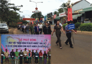 Lộc Ninh: Tổ chức đi bộ đồng hành cùng người nghèo