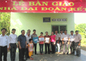 Phú Riềng: Trao tặng 4 căn nhà “đại đoàn kết” cho hộ nghèo