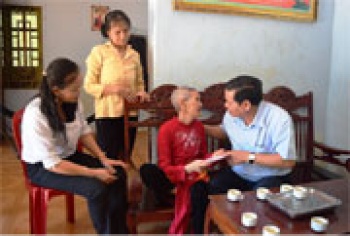 Phú Riềng: Thăm và chúc tết các gia đình chính sách