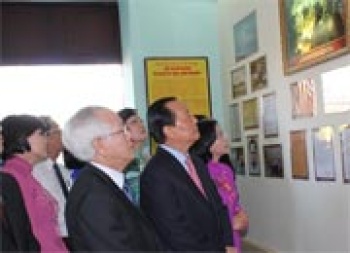 Trưng bày ảnh “Chủ tịch Hồ Chí Minh với vấn đề xây dựng, chỉnh đốn Đảng”
