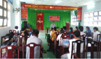 Giải ngân vốn cho các hội viên nông dân trồng tiêu tại xã Hưng Phước