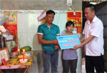 Truy tặng huy hiệu “Tuổi trẻ dũng cảm” cho em Trần Đức Đông