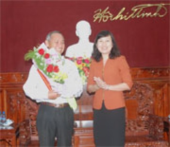 Trao quyết định nghỉ hưu cho ông Hồ Văn Hữu