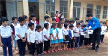 Đoàn cơ sở Sở LĐ-TB&XH “tiếp sức đến trường” cho học sinh khó khăn