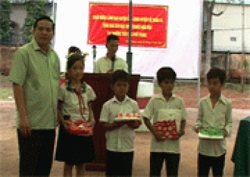 Phú Riềng: Tổ chức hội nghị thông tin thời sự, tặng quà cho học sinh nghèo