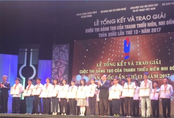 Em Hoàng Lê Thu Thảo (hàng đầu, thứ 5 từ phải qua) nhận giải ba tại lễ tổng kết