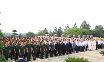 Lễ viếng, dâng hương các anh hùng liệt sĩ nhân kỷ niệm 43 năm Ngày giải phóng tỉnh Bình Phước