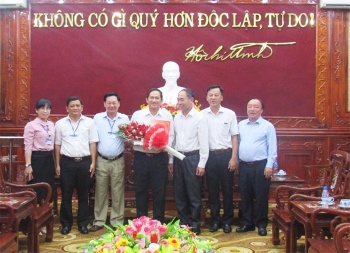 Trao quyết định nghỉ hưu cho Giám đốc Sở GD&ĐT Nguyễn Văn Hùng