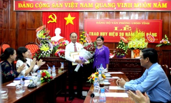 Phó Chủ tịch UBND tỉnh Nguyễn Tiến Dũng đón nhận huy hiệu 30 năm tuổi đảng