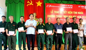 Báo điện tử Đảng Cộng sản trao 17 sổ tiết kiệm cho hộ gia đình chính sách huyện Phú Riềng
