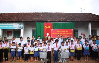 Phú Riềng: Lãnh đạo huyện tặng quà cho học sinh nhân dịp đầu năm học mới