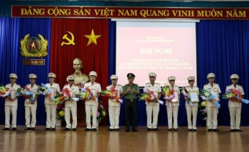 Phó Giám đốc Công an tỉnh Huỳnh Văn Sách trao Quyết định điều động, bổ nhiệm 11 đồng chí giữ chức vụ phó, trưởng phòng. Ảnh: http://conganbinhphuoc.gov.vn