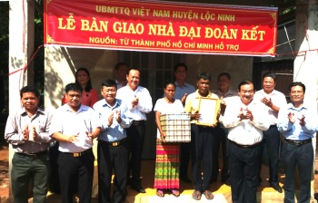 Lộc Ninh: Trao tặng 6 căn nhà “đại đoàn kết”