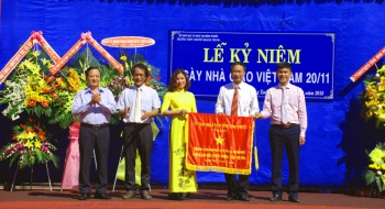 Hai giáo viên Trường chuyên Quang Trung đón nhận danh hiệu “Nhà giáo ưu tú”