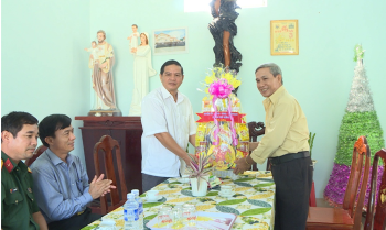 Lãnh đạo huyện Phú Riềng chúc mừng Lễ Giáng sinh các giáo xứ, giáo họ, chi hội