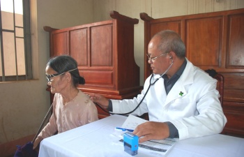 Bệnh viện Hoàn Mỹ Bình Phước tổ chức “Hành trình xanh” đến với bà con khó khăn