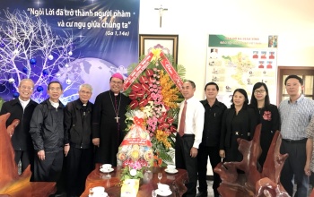 Lãnh đạo UBND tỉnh chúc mừng Lễ Giáng sinh tại Toà Giám mục Ban Mê Thuột
