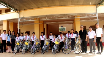 Tặng 15 xe đạp và 130 áo ấm cho học sinh nghèo xã Đồng Tiến