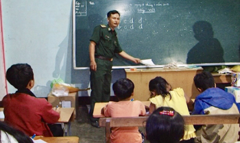 Khai giảng lớp học xóa mù chữ cho người dân ở xã biên giới