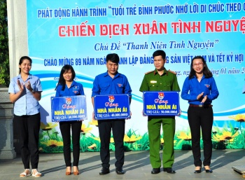 Tuổi trẻ Việt Nam nhớ lời Di chúc theo chân Bác