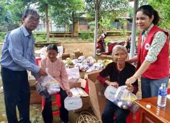 Phú Riềng: Khám bệnh, tặng quà cho công nhân và người dân