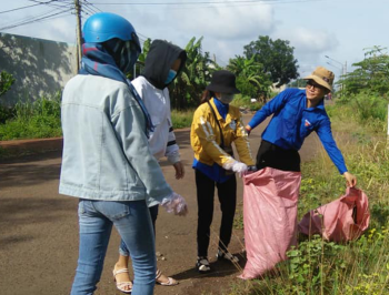 Đồng Phú ra quân thu gom rác thải