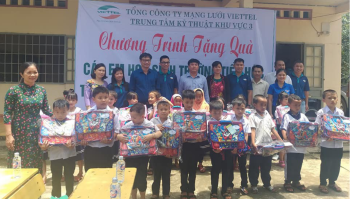 Đồng Phú: Tặng 100 phần quà cho học sinh khó khăn