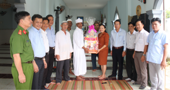 Lãnh đạo huyện Phú Riềng thăm, tặng quà cộng đồng người Chăm nhân Lễ hiến sinh