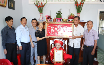 Lãnh đạo UBND tỉnh thăm, tặng quà người cao tuổi tại Đồng Xoài, Phú Riềng