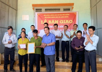 HĐND huyện Phú Riềng trao nhà tình thương cho hộ nghèo