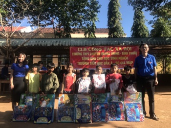 Học sinh Trường chuyên Quang Trung tặng quà cho học sinh có hoàn cảnh khó khăn