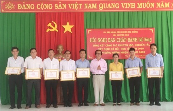 Hội Khuyến học huyện Phú Riềng vận động tặng quà, học bổng cho 7.990 học sinh