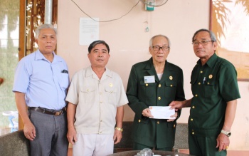 Phú Riềng: Thăm tặng quà các gia đình cựu chiến binh