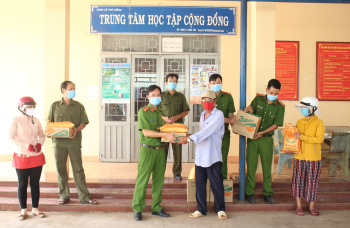 Công an xã Phú Riềng chia sẻ khó khăn với người hành nghề bán vé số dạo