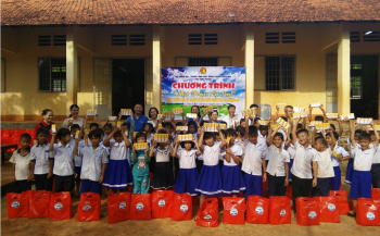 Tặng 141 phần quà cho học sinh huyện Đồng Phú