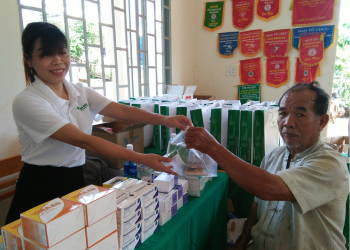 Đồng Phú: Khám mắt miễn phí và tặng quà cho người cao tuổi