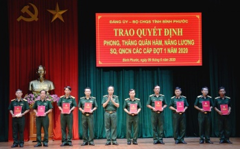 Trao quyết định phong, thăng quân hàm, nâng lương cho 71 sĩ quan, quân nhân chuyên nghiệp