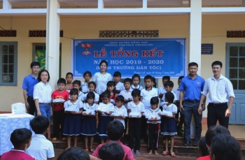 Tặng 700 quyển vở cho học sinh tiểu học tại điểm trường xã Thuận Lợi