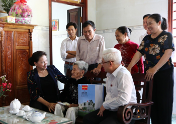 Chủ tịch Quốc hội thăm, tặng quà gia đình chính sách tại thành phố Đồng Xoài