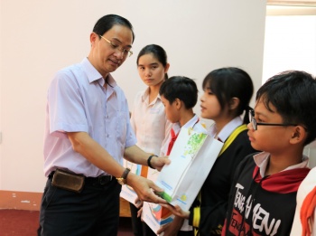Trao học bổng và xe đạp cho 35 học sinh “vượt khó học tốt” trên địa bàn huyện Lộc Ninh