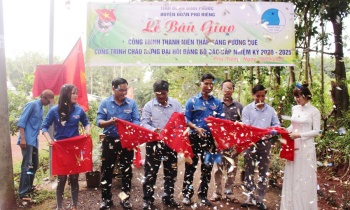 Phú Riềng: Bàn giao công trình “Thắp sáng đường quê”