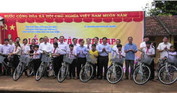 Tặng xe đạp cho học sinh vượt khó của huyện Bù Gia Mập