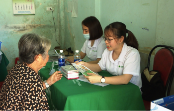 Khám tầm soát về mắt miễn phí cho 200 người dân xã Phú Riềng