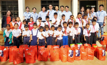 Tặng quà tết cho học sinh, công nhân tại Đồng Phú
