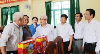 Bí thư Tỉnh ủy tặng quà gia đình chính sách, hộ khó khăn tại xã Tân Thành